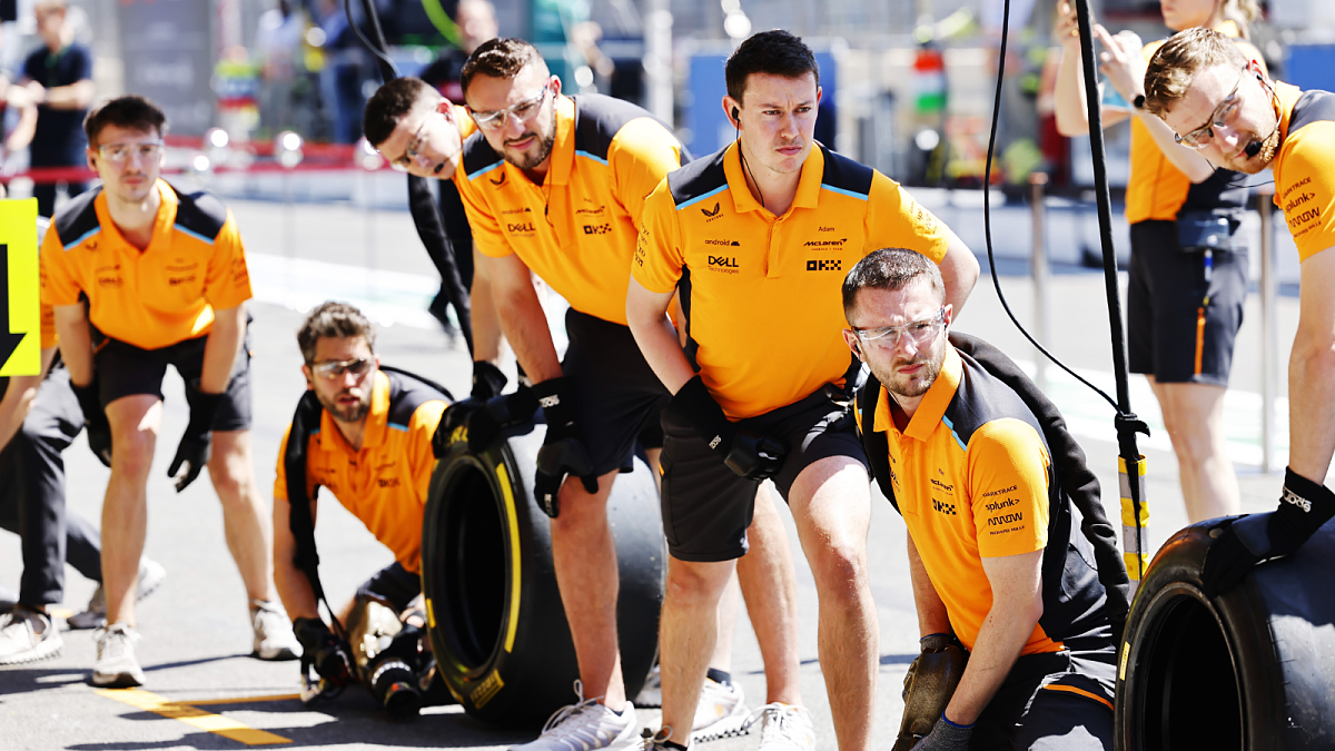 Unterstützung für Fahrer und Boxen-Crew des McLaren F1 Teams